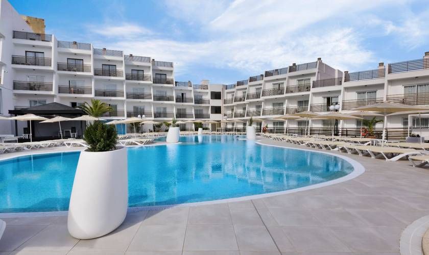 حوض السباحة