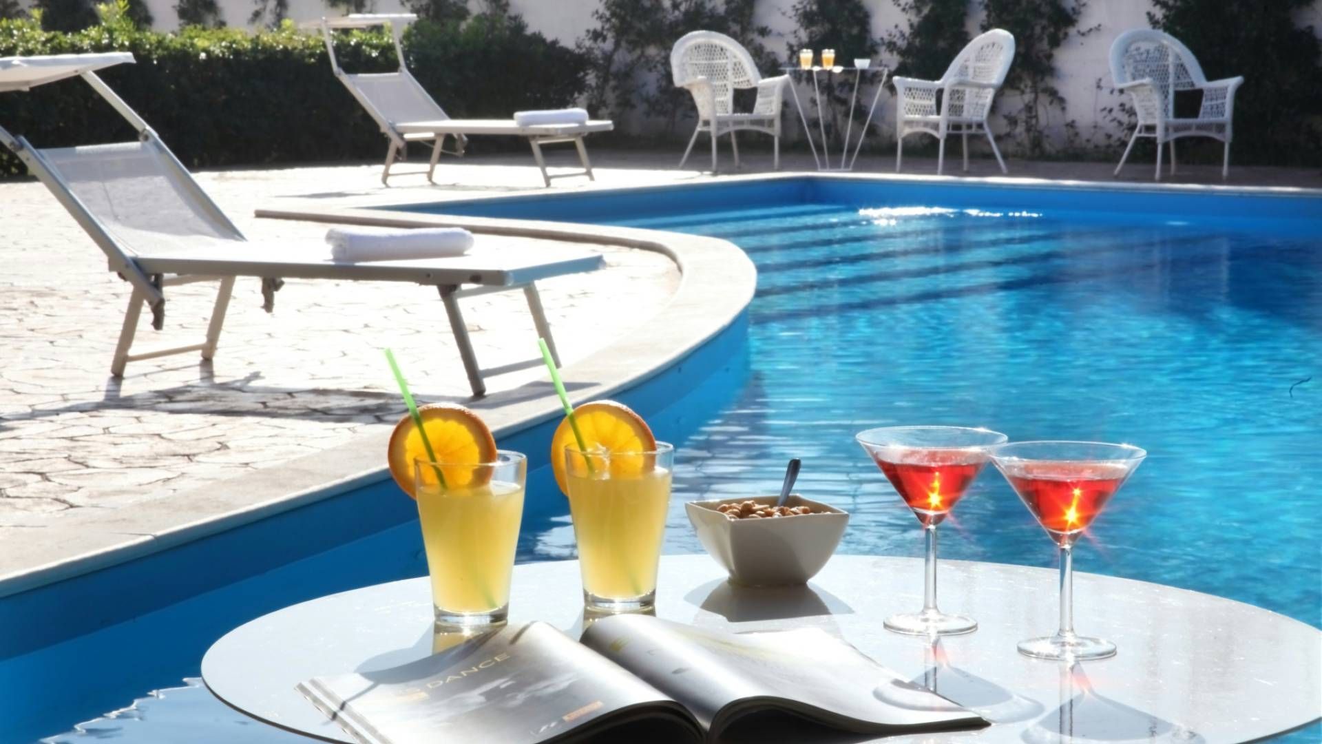 حوض السباحة