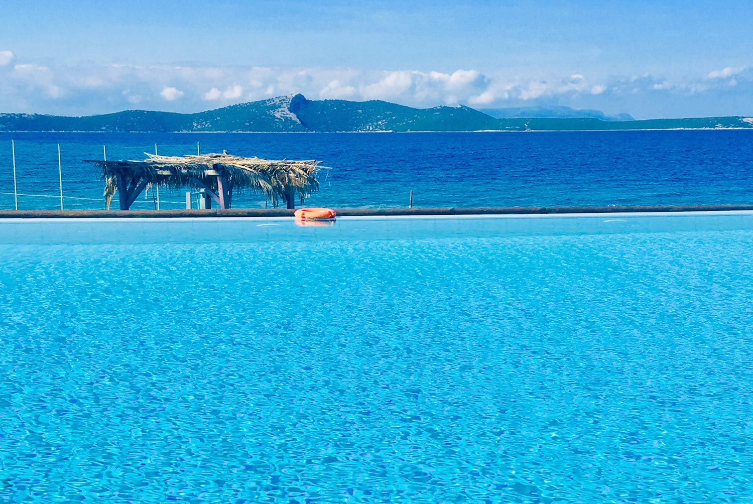 حوض السباحة