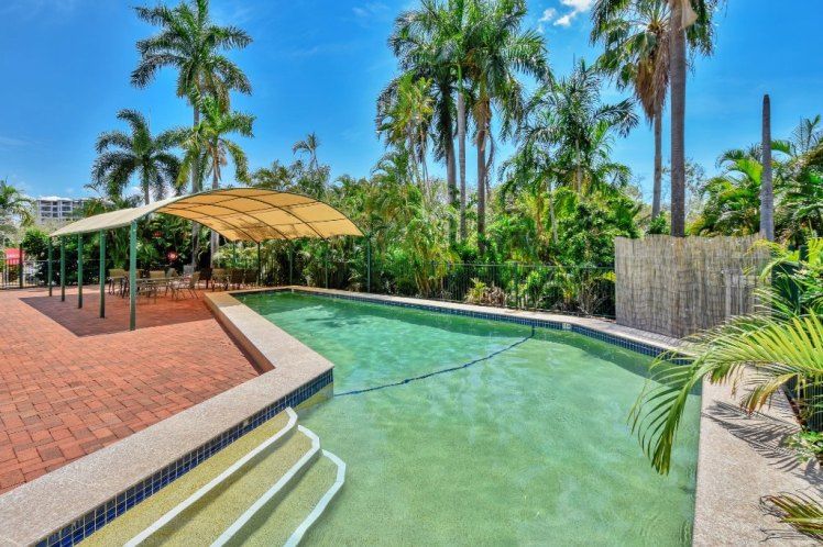 حوض السباحة