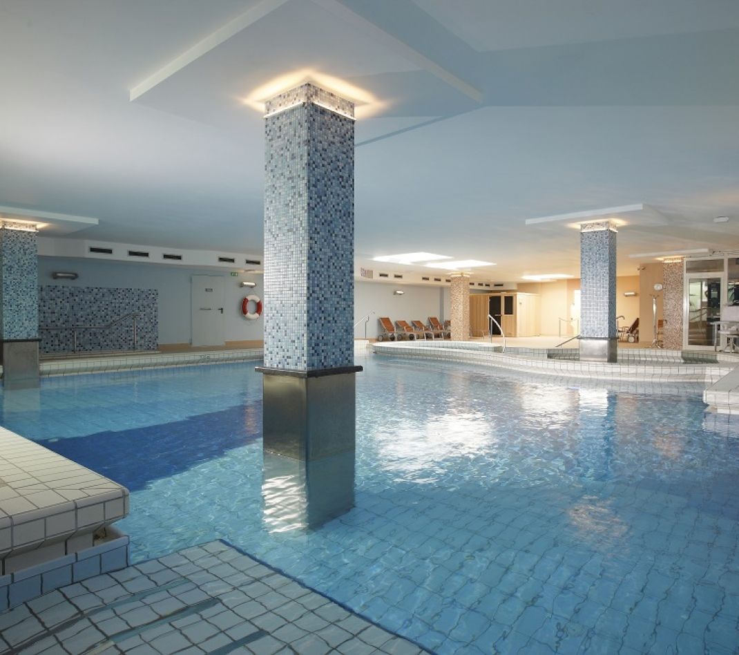 حوض السباحة