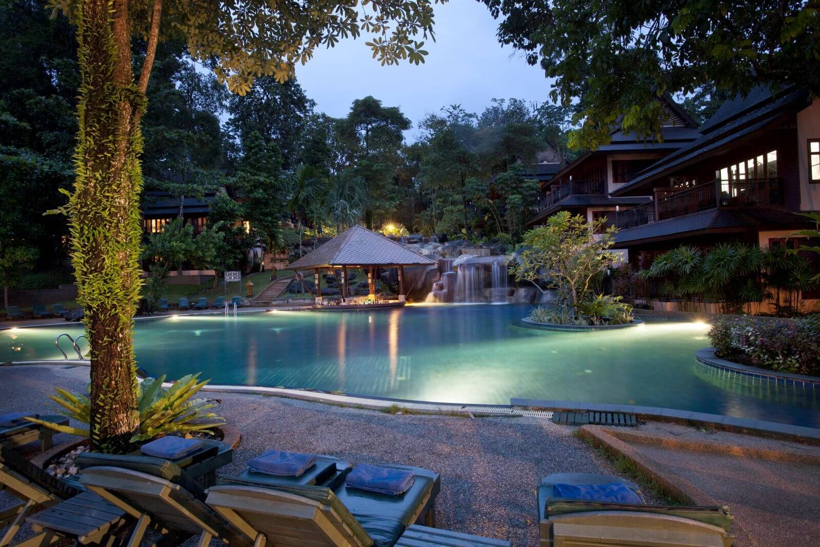 حوض السباحة