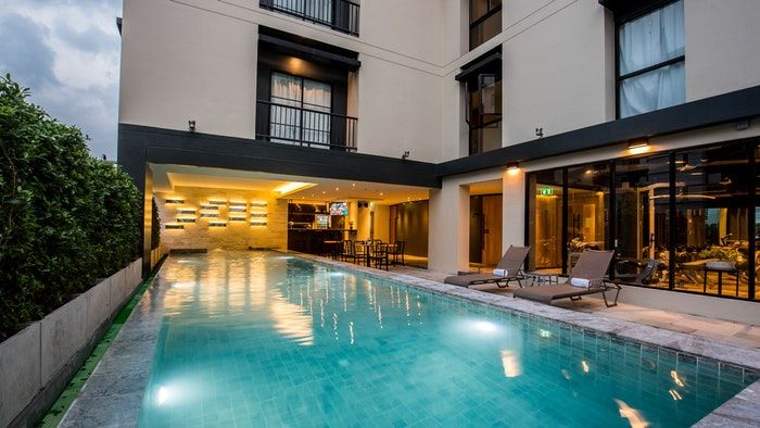 حوض السباحة