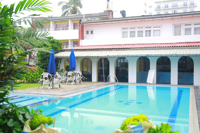 حوض السباحة