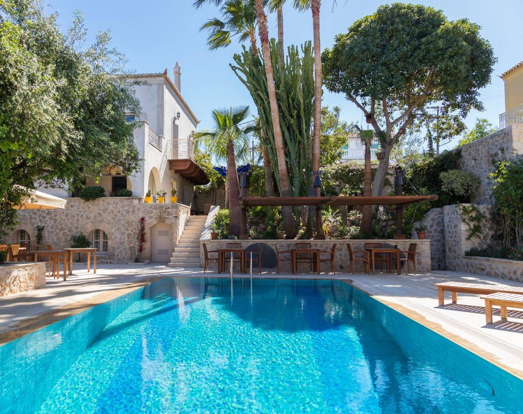 حوض السباحة