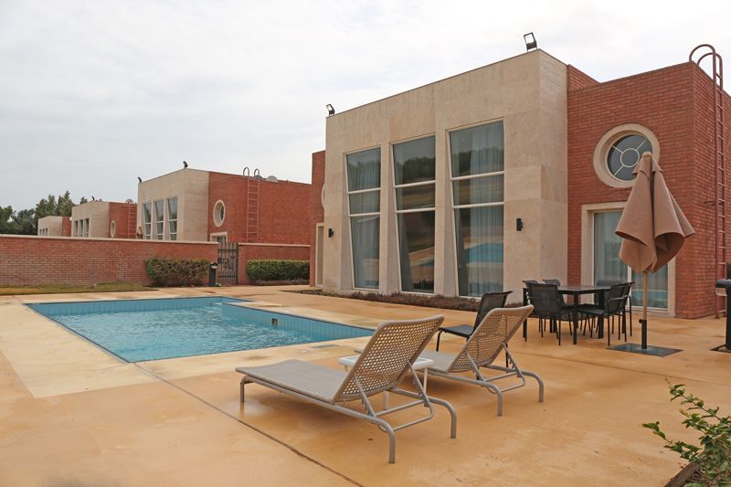 حوض السباحة