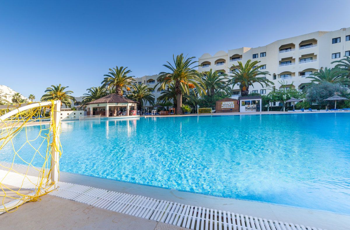 حوض السباحة