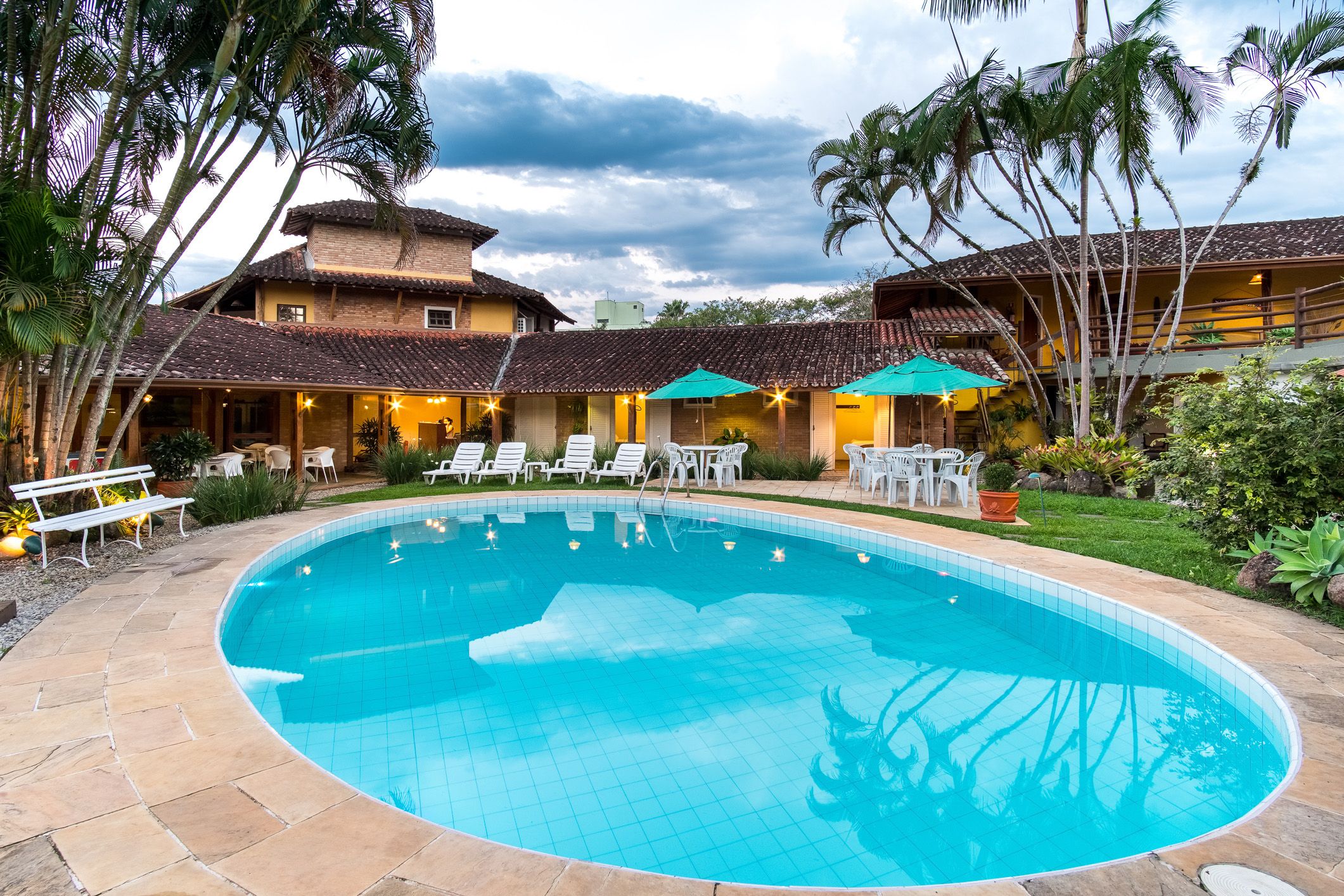 حوض السباحة