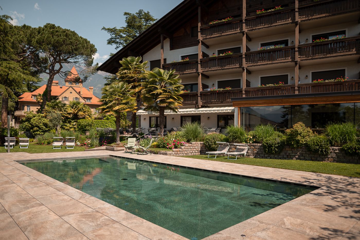 حوض السباحة