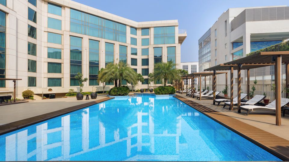 حوض السباحة