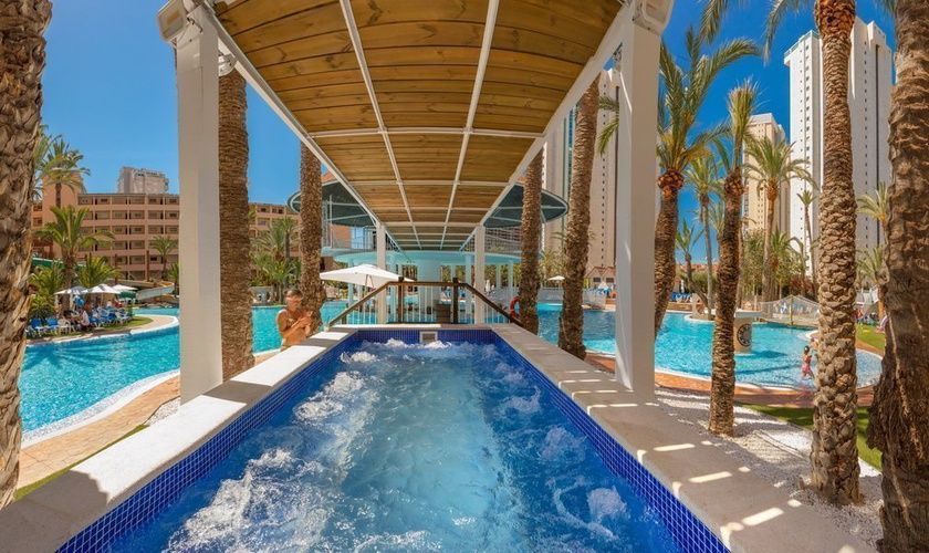 حوض السباحة