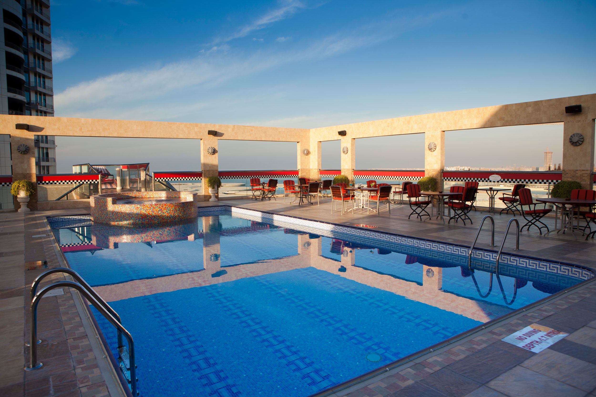 حوض السباحة