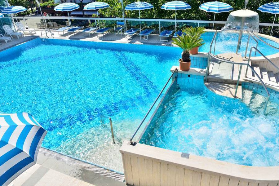 حوض السباحة