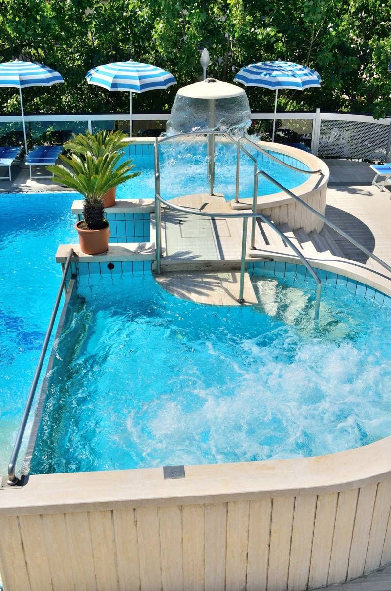 حوض السباحة صورة