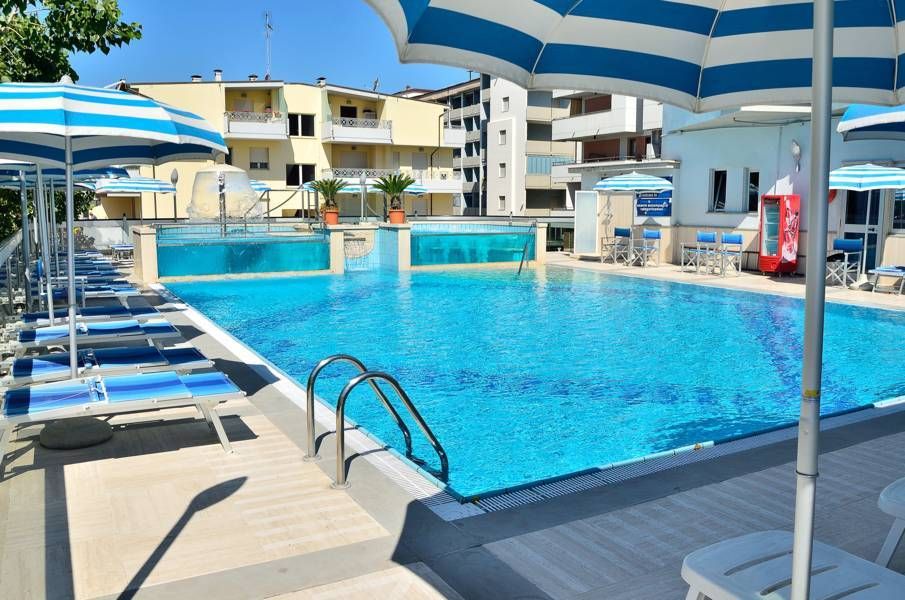 حوض السباحة