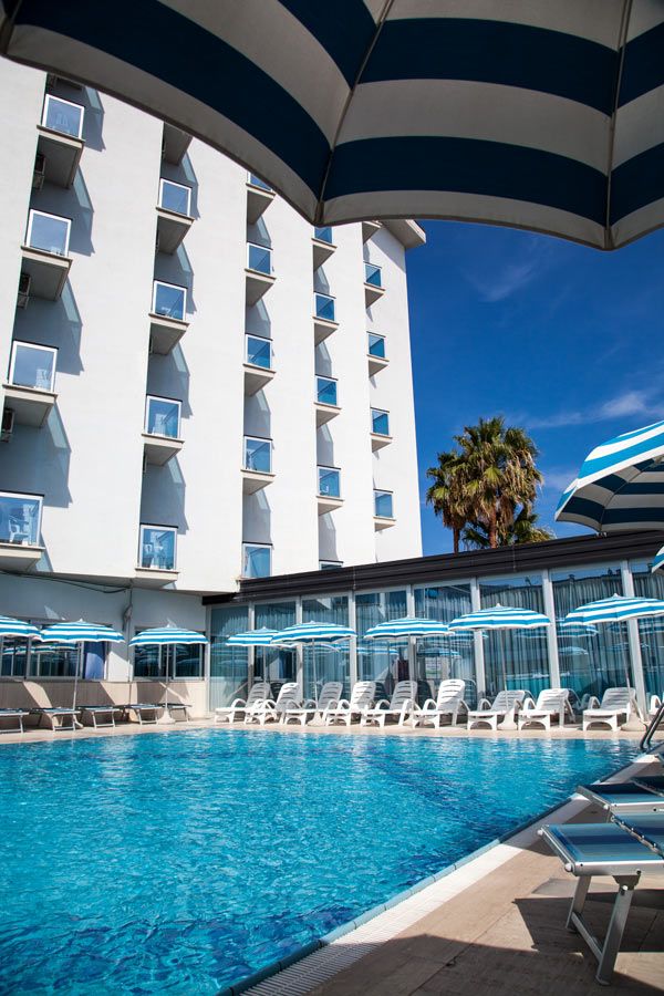 حوض السباحة