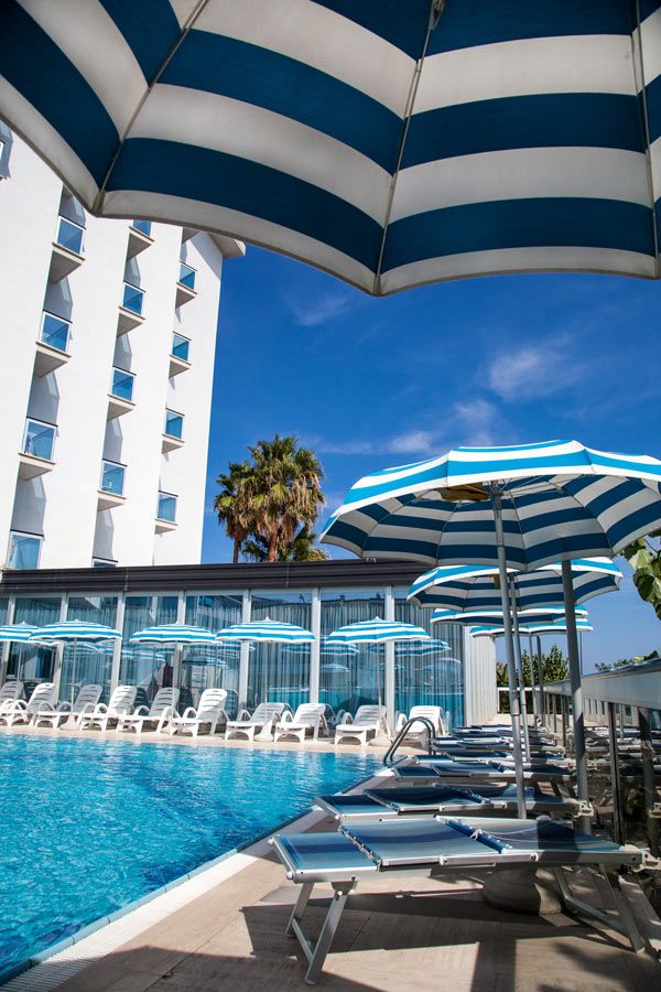 حوض السباحة