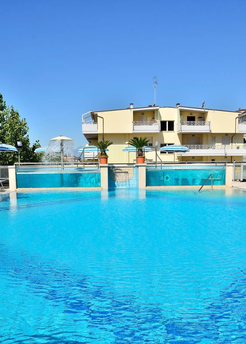 حوض السباحة