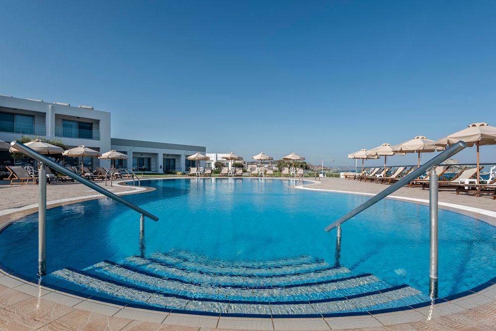 حوض السباحة