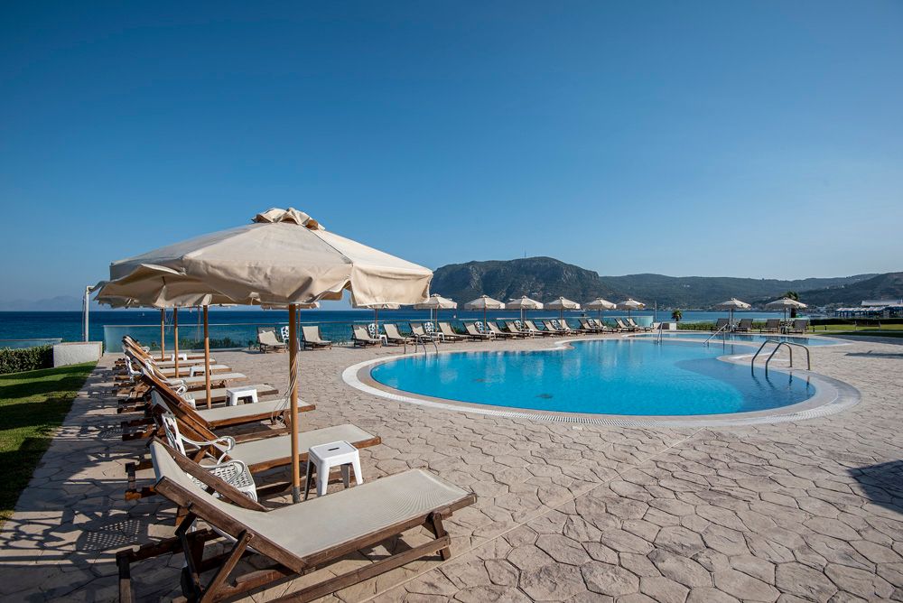 حوض السباحة