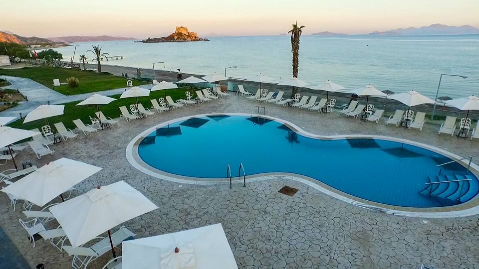 حوض السباحة