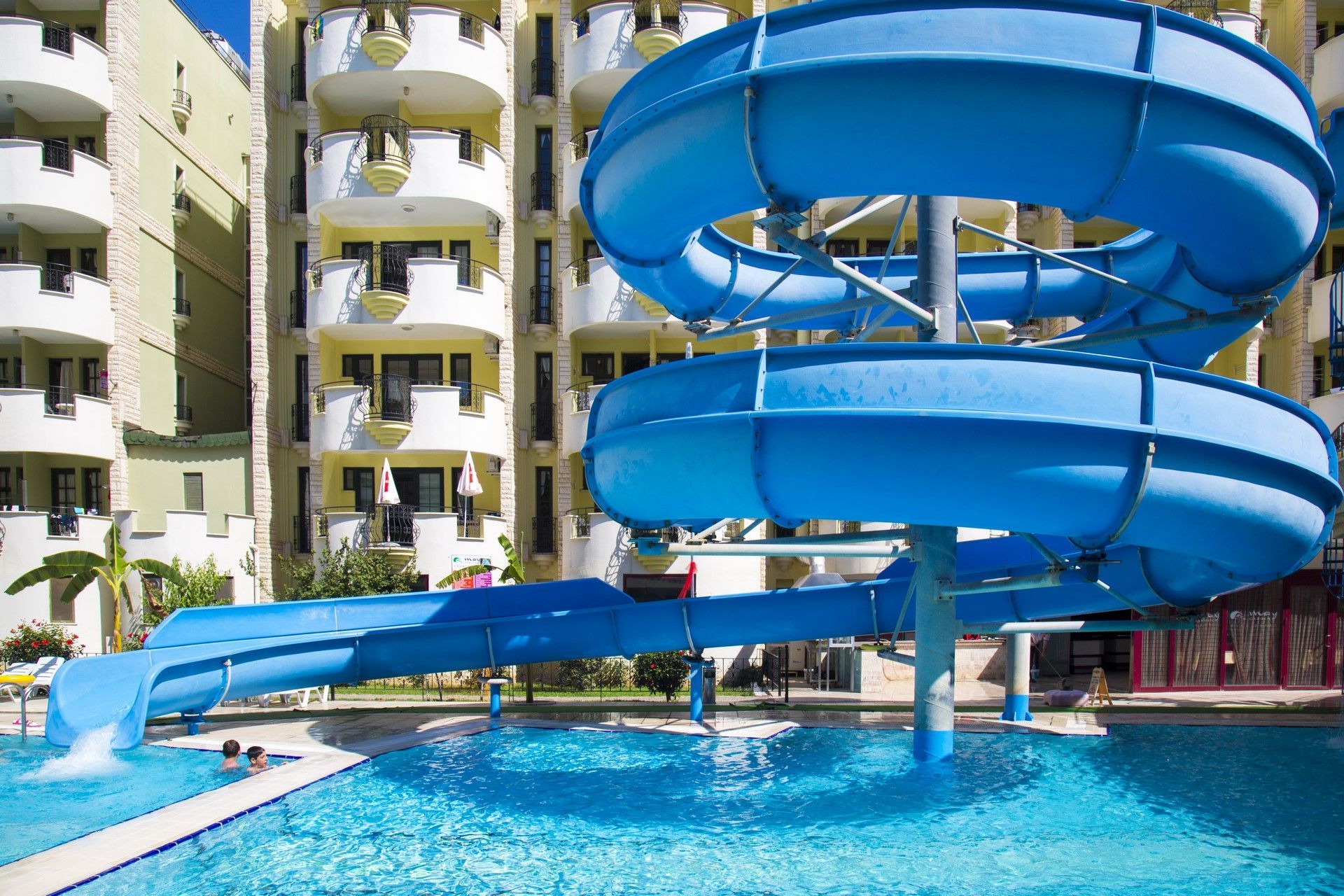 حوض السباحة