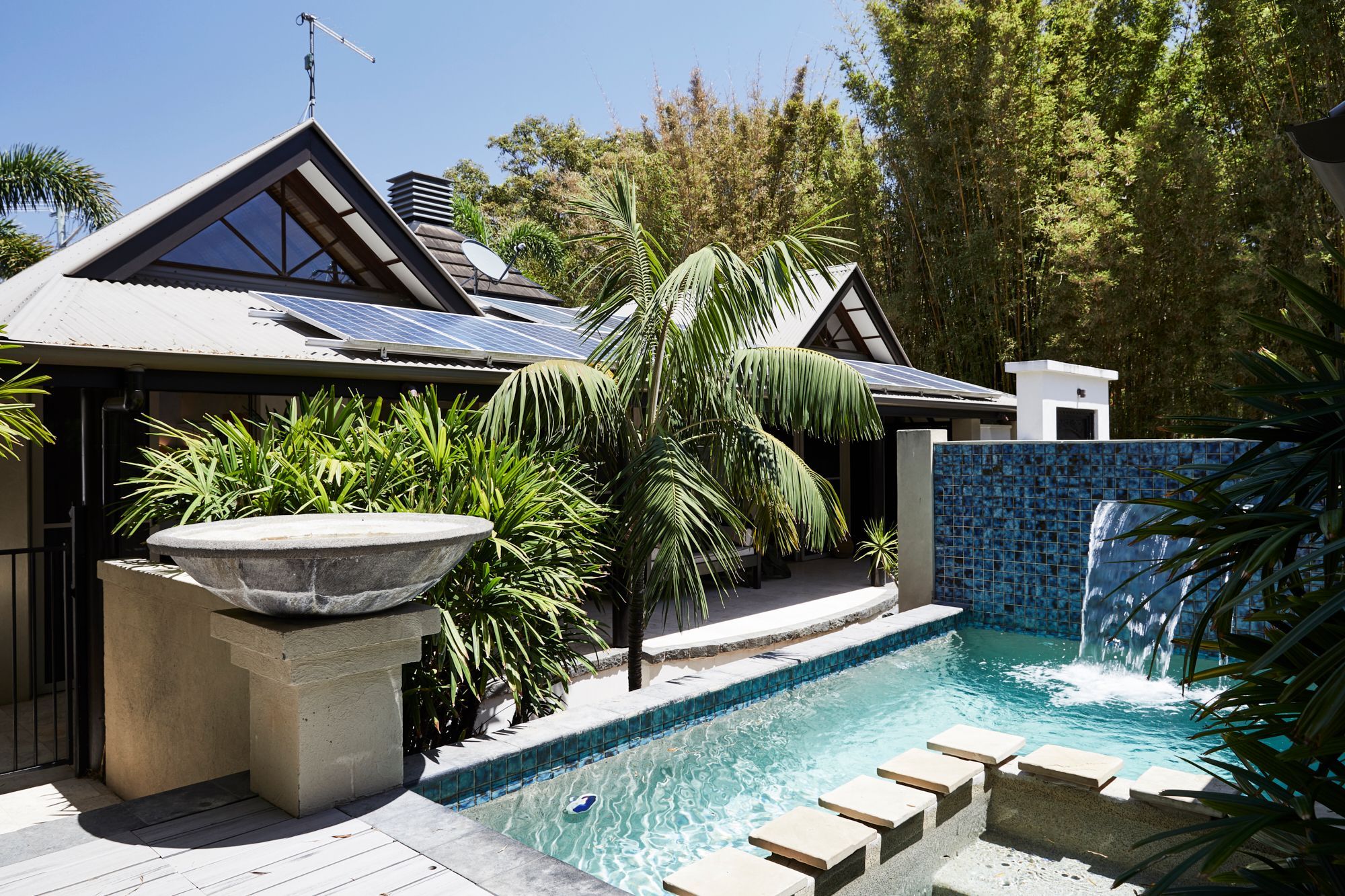 حوض السباحة