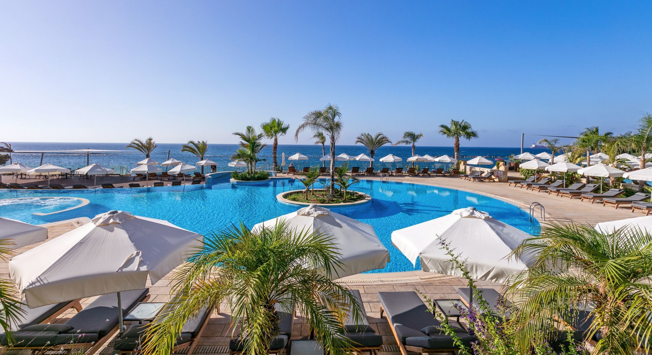 حوض السباحة