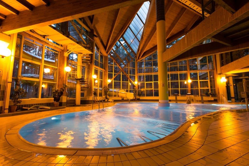 حوض السباحة