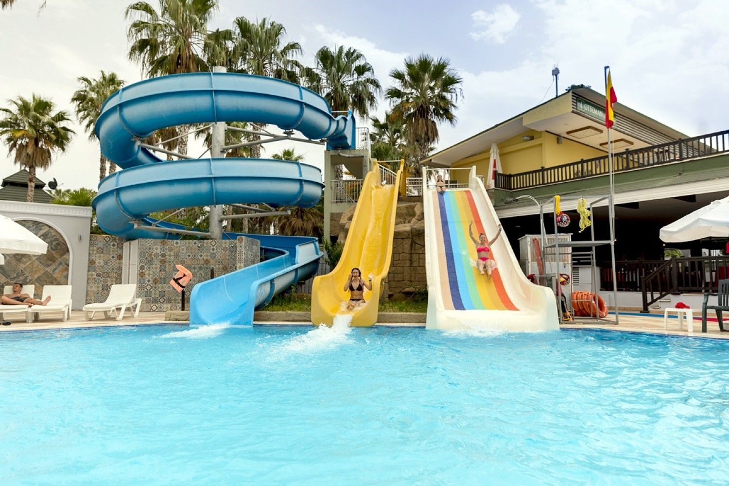 حوض السباحة