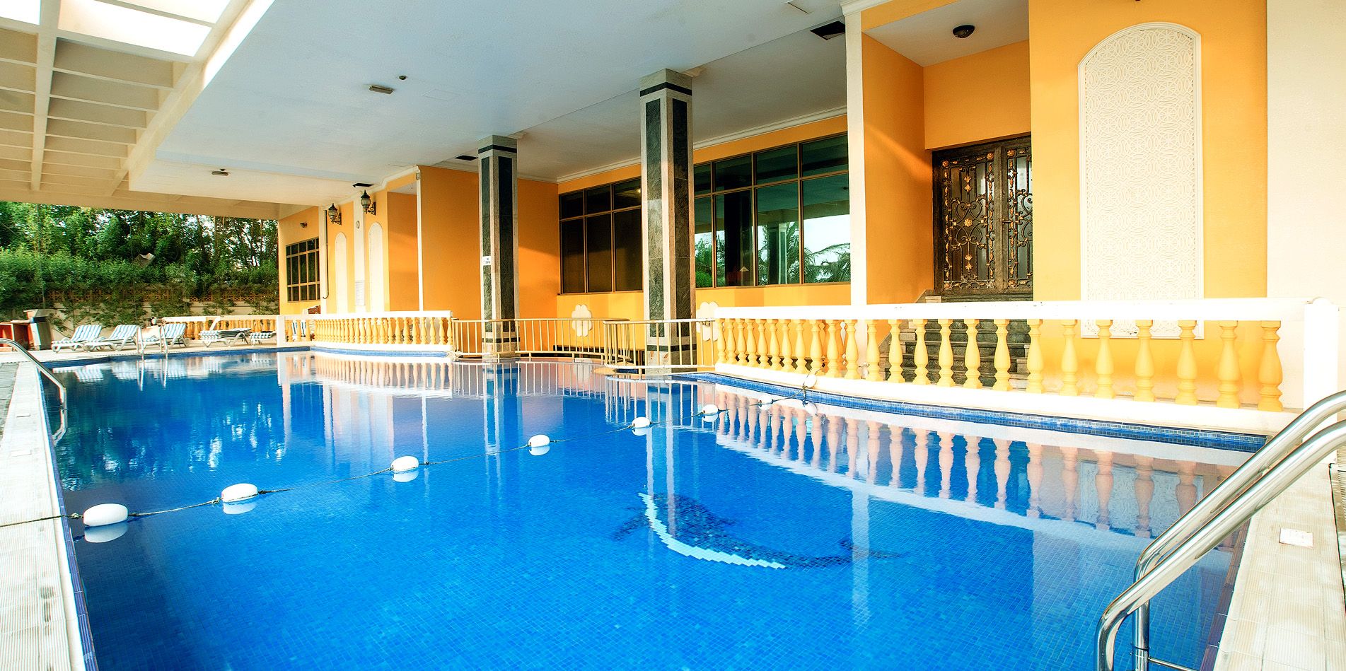 حوض السباحة