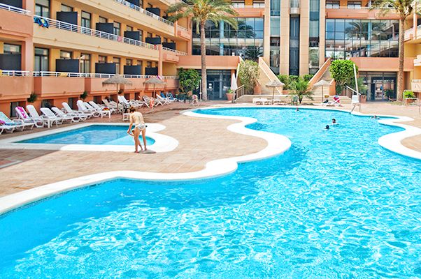 حوض السباحة