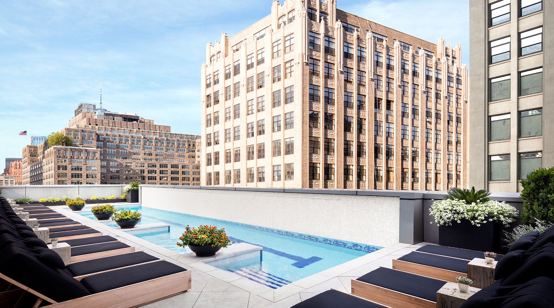 حوض السباحة