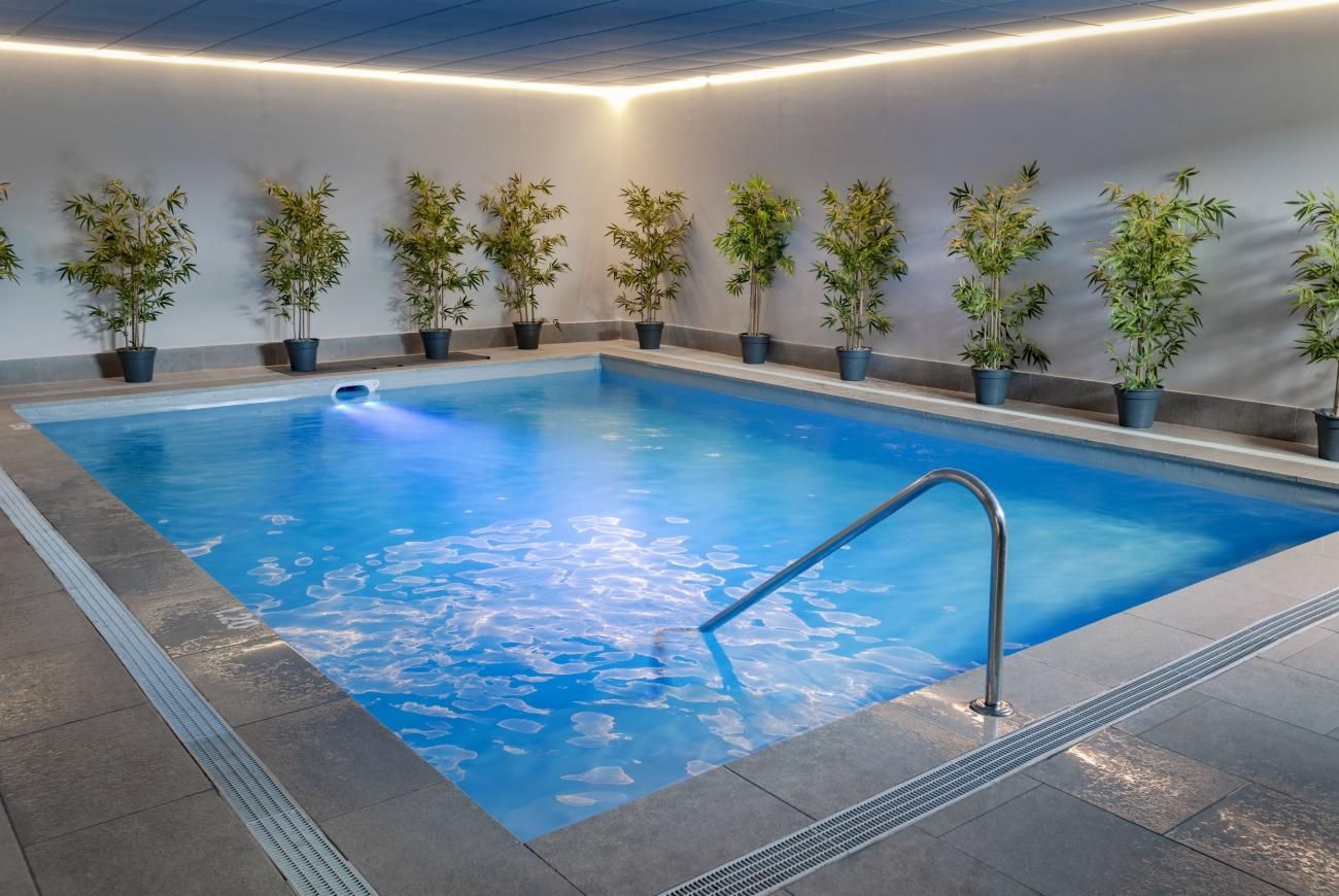 حوض السباحة