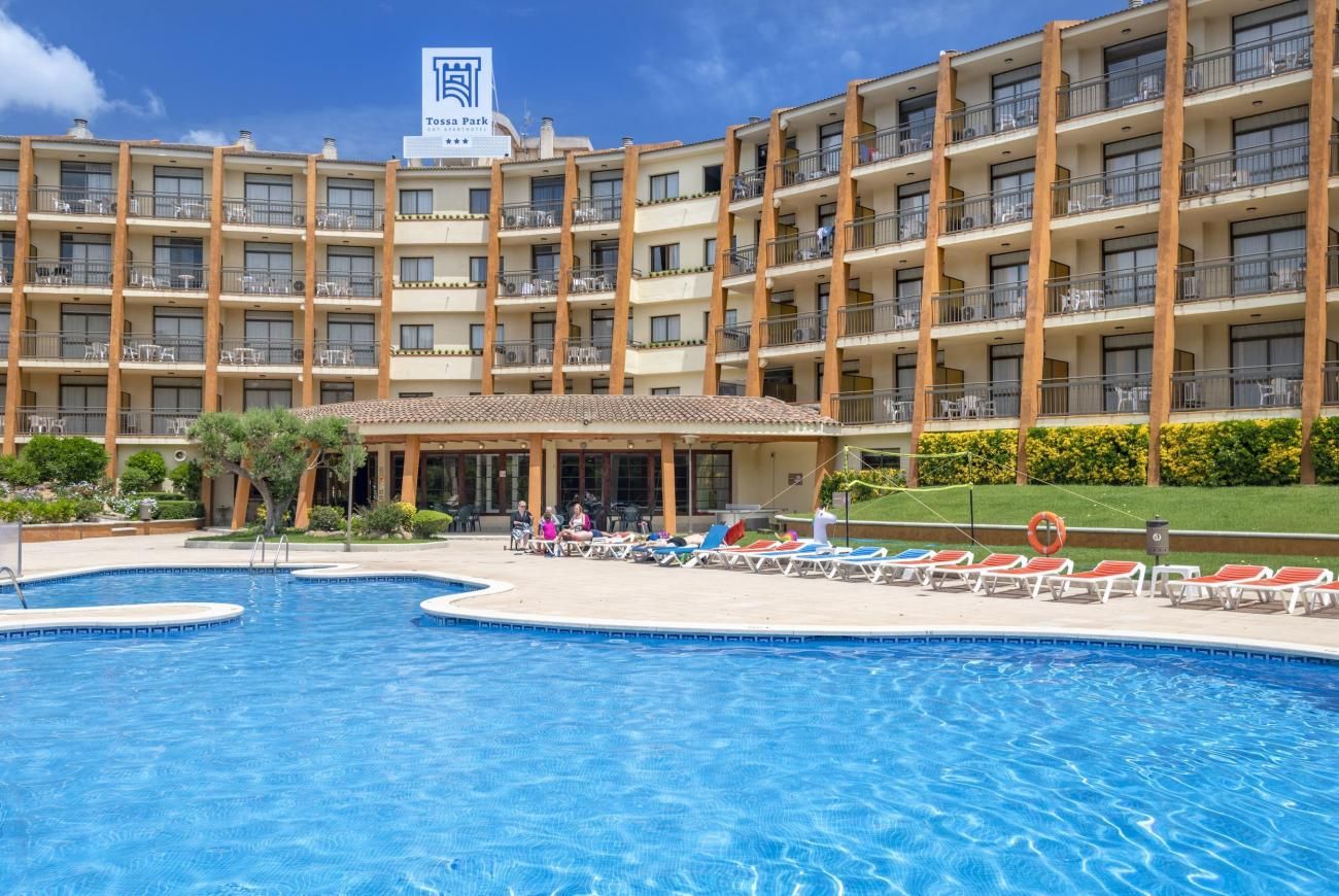 حوض السباحة