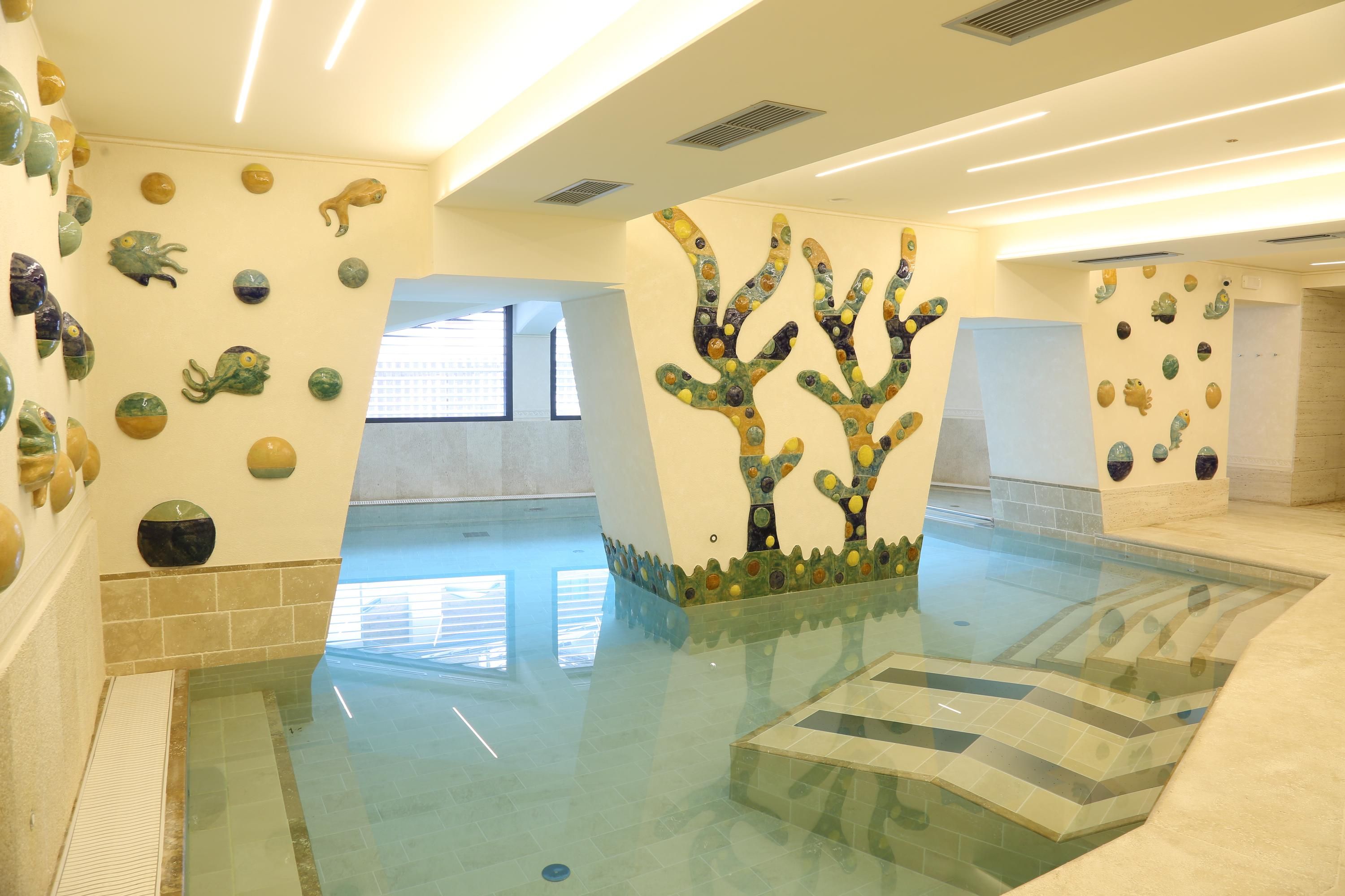 حوض السباحة