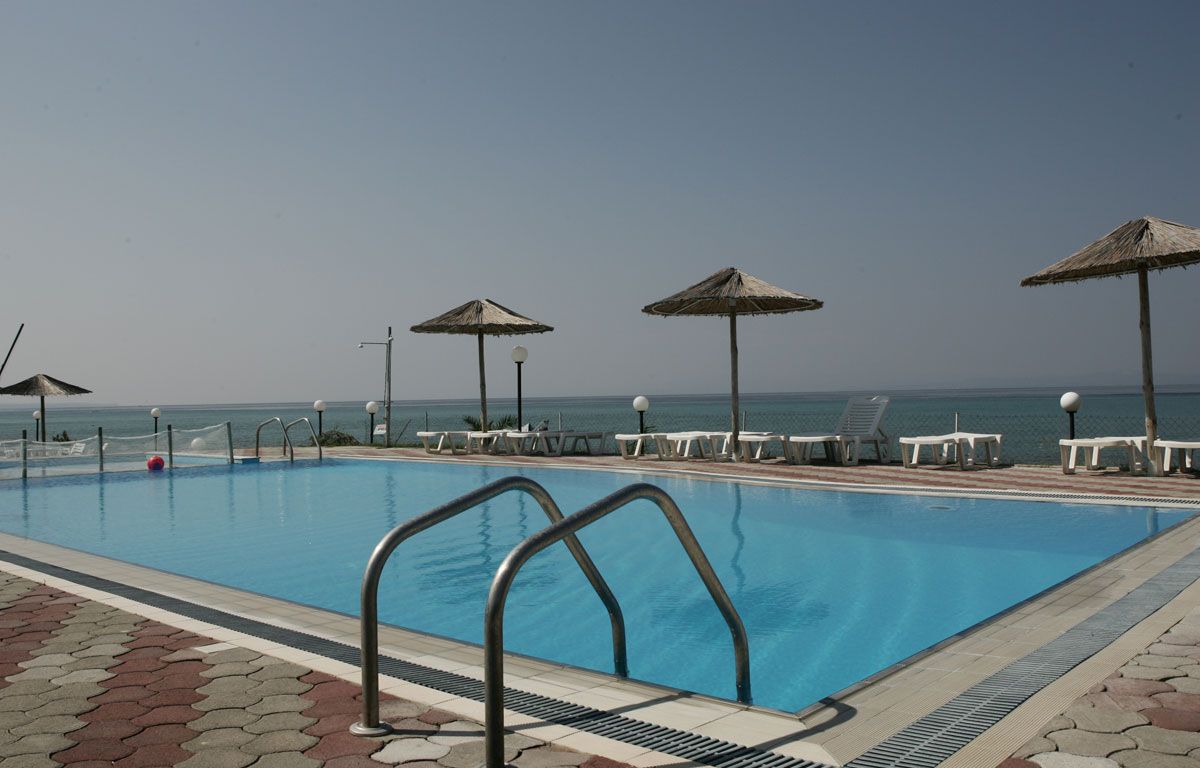 حوض السباحة