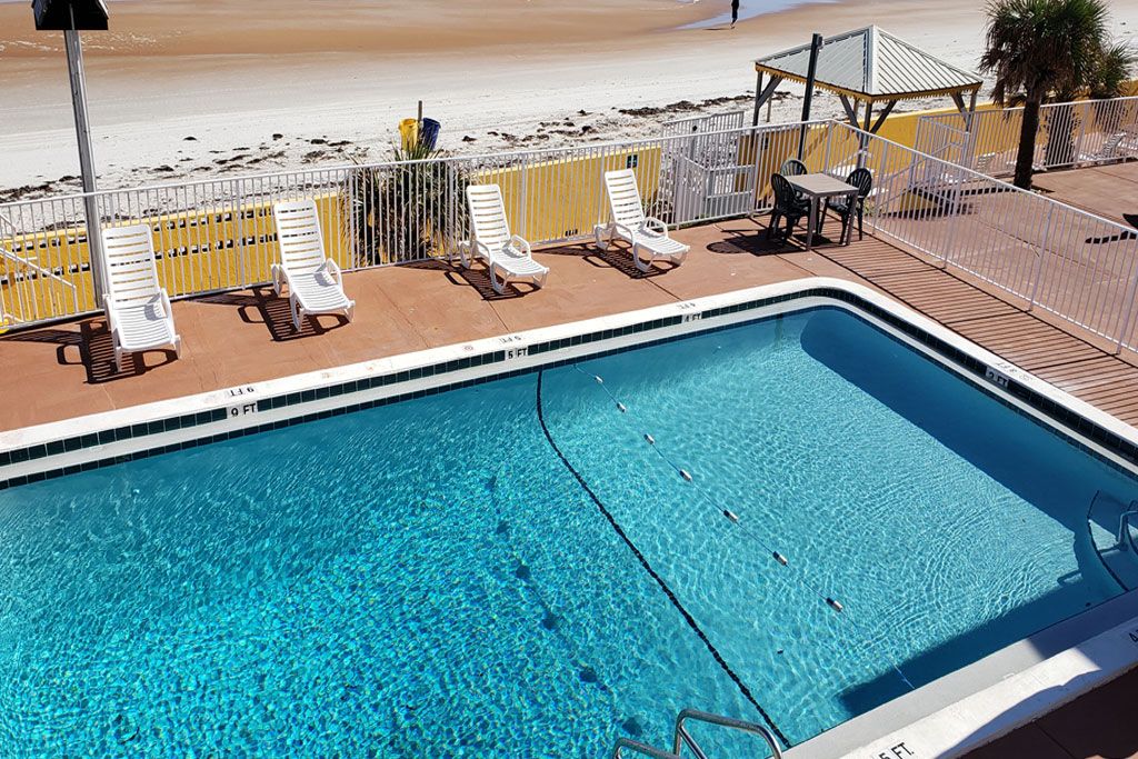 حوض السباحة