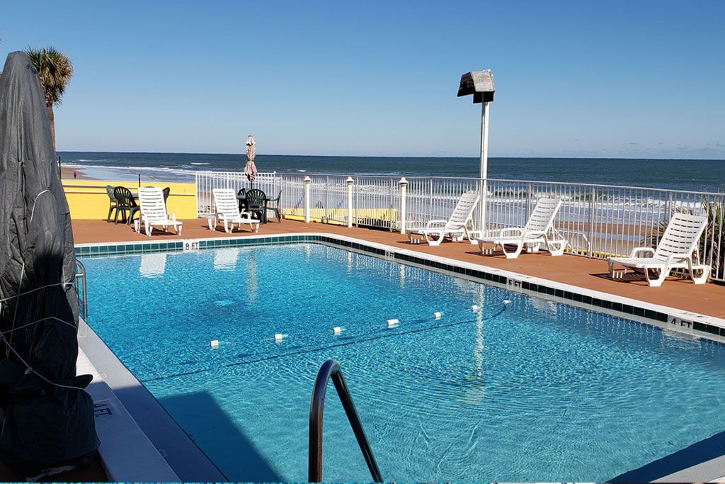 حوض السباحة