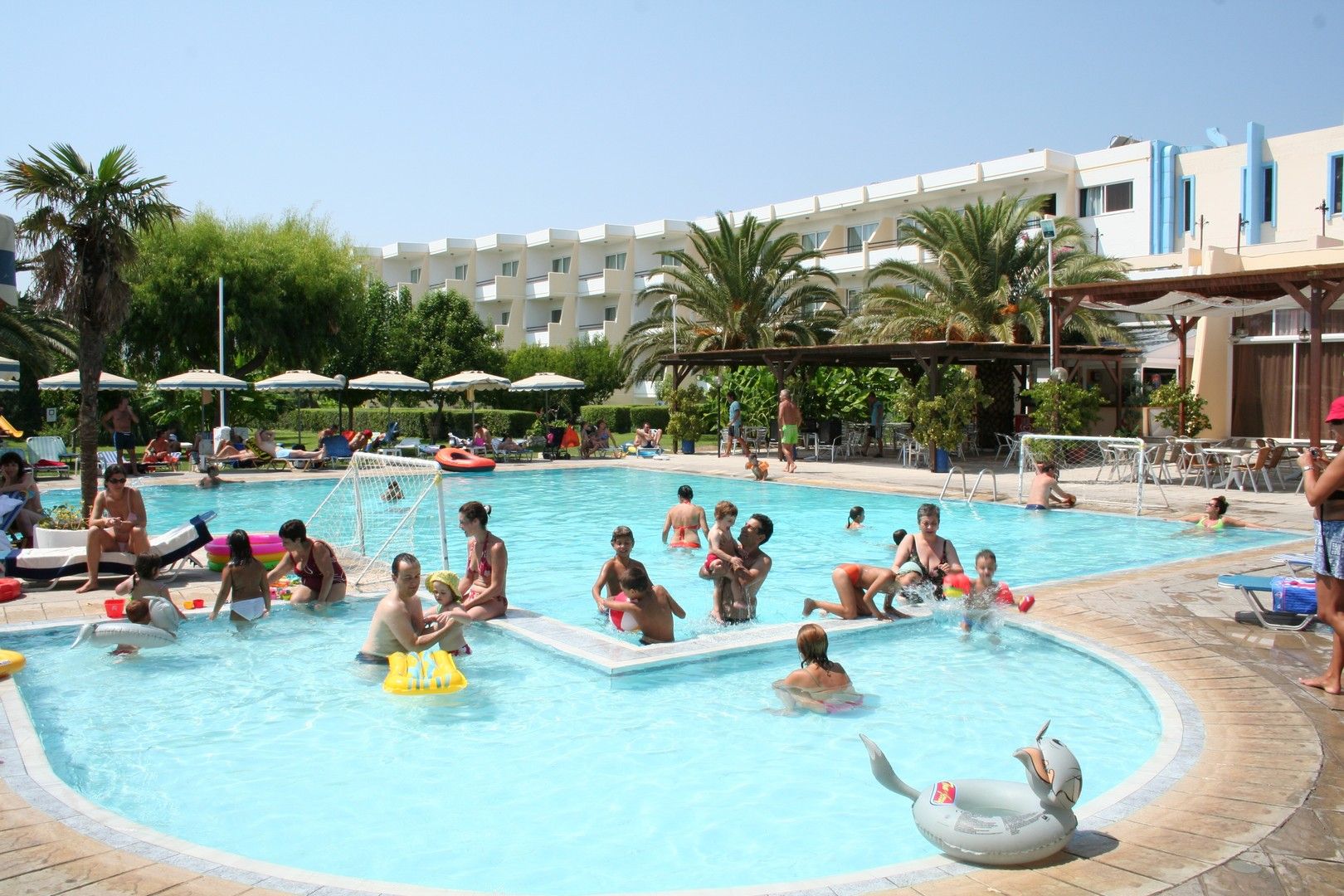 حوض السباحة