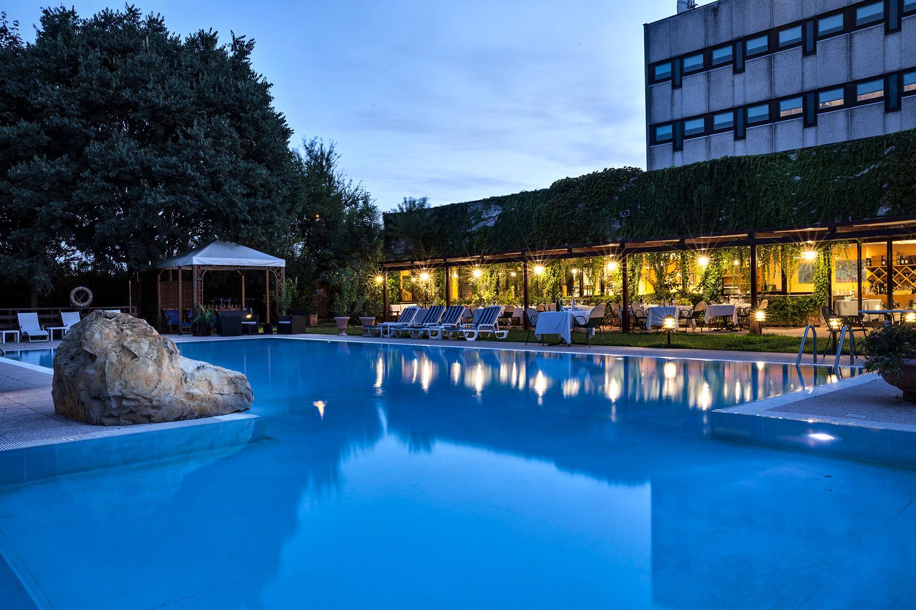 حوض السباحة صورة