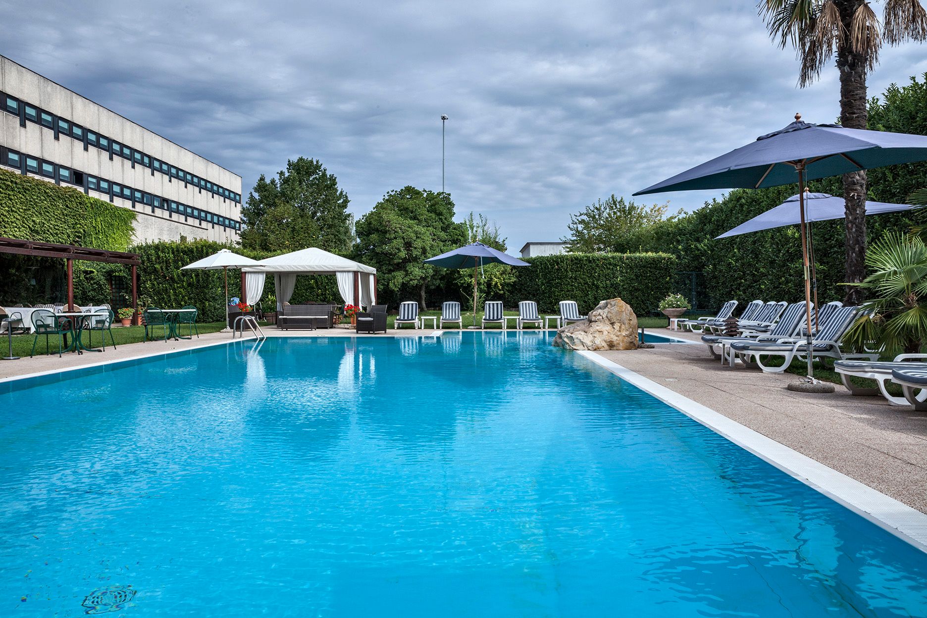 حوض السباحة