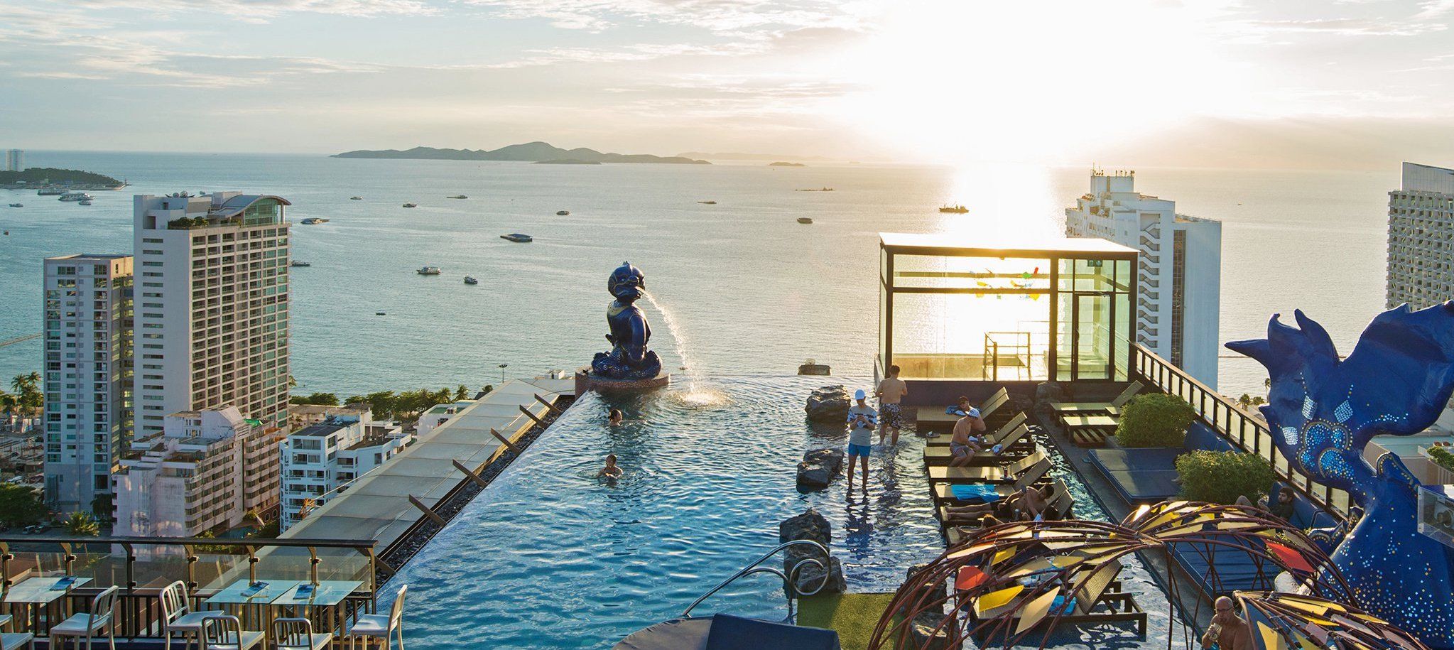 حوض السباحة