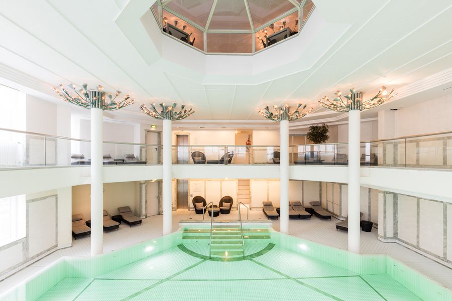 حوض السباحة