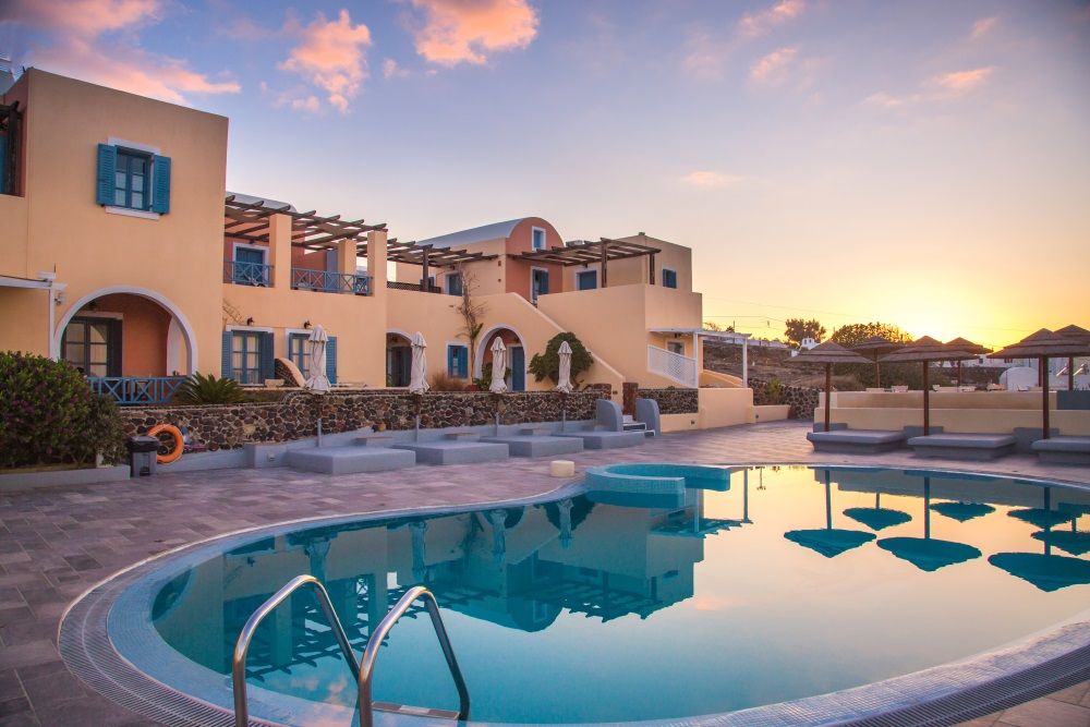 حوض السباحة