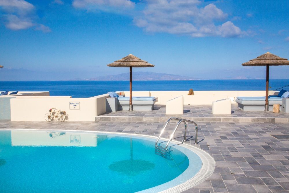 حوض السباحة