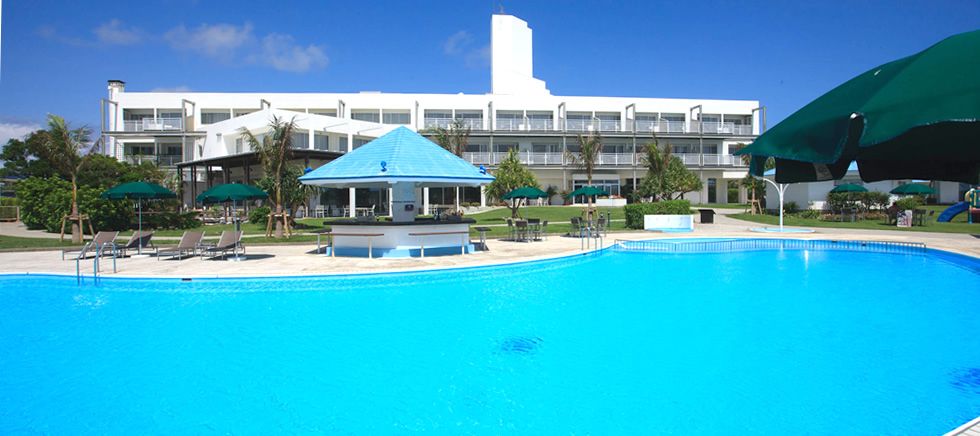 حوض السباحة