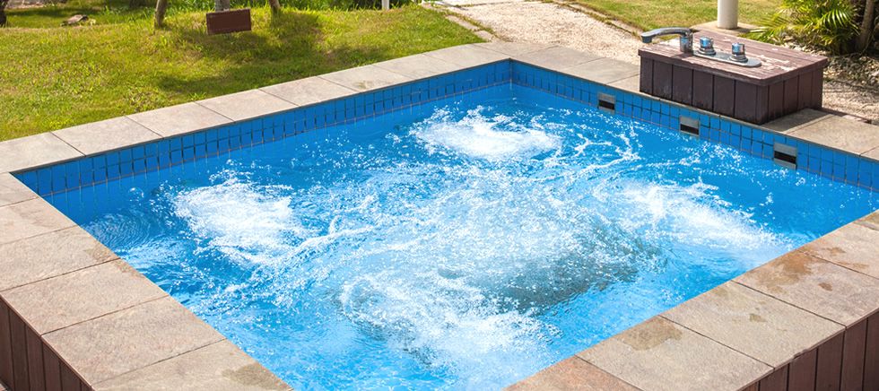 حوض السباحة