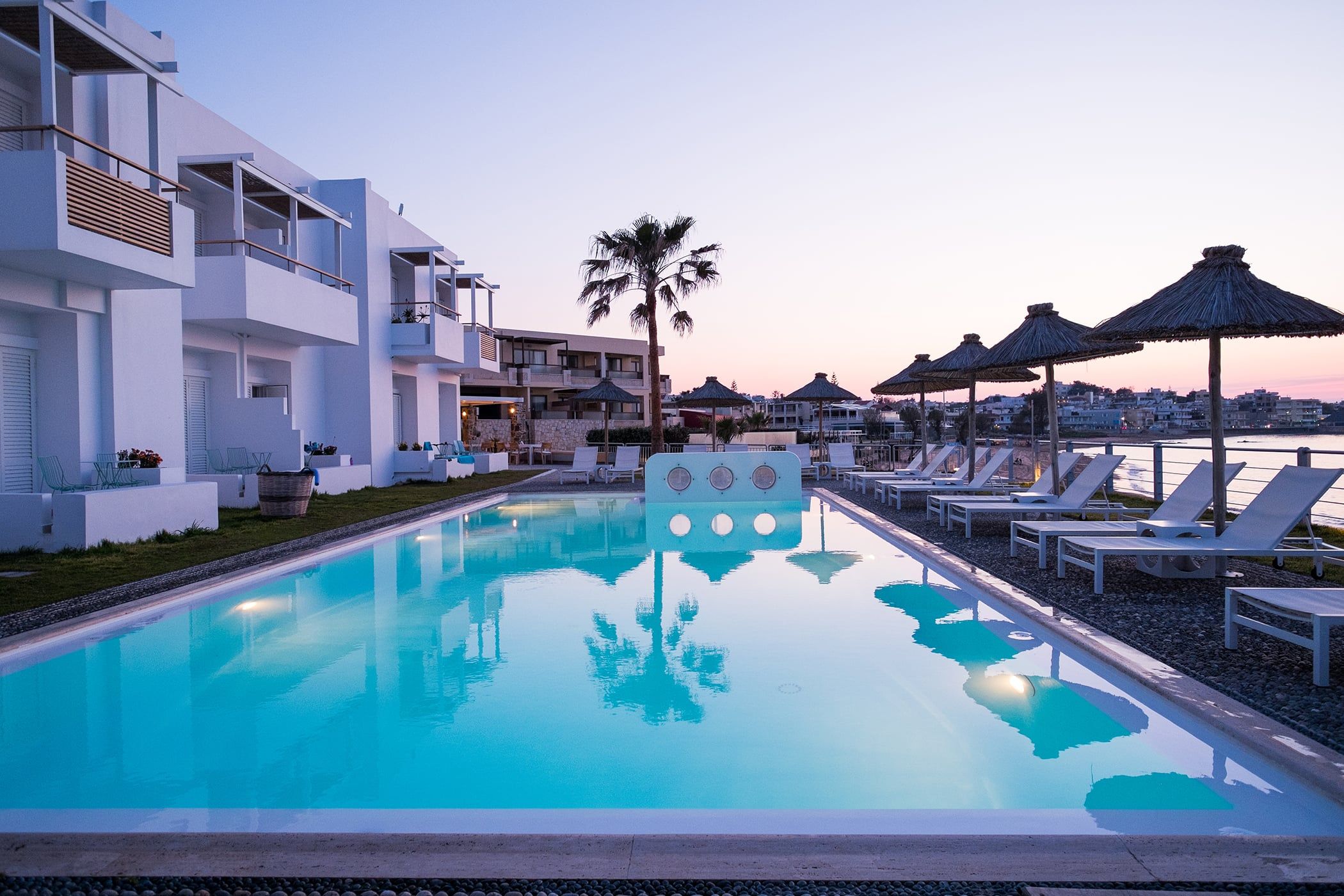 حوض السباحة