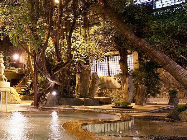 حوض السباحة